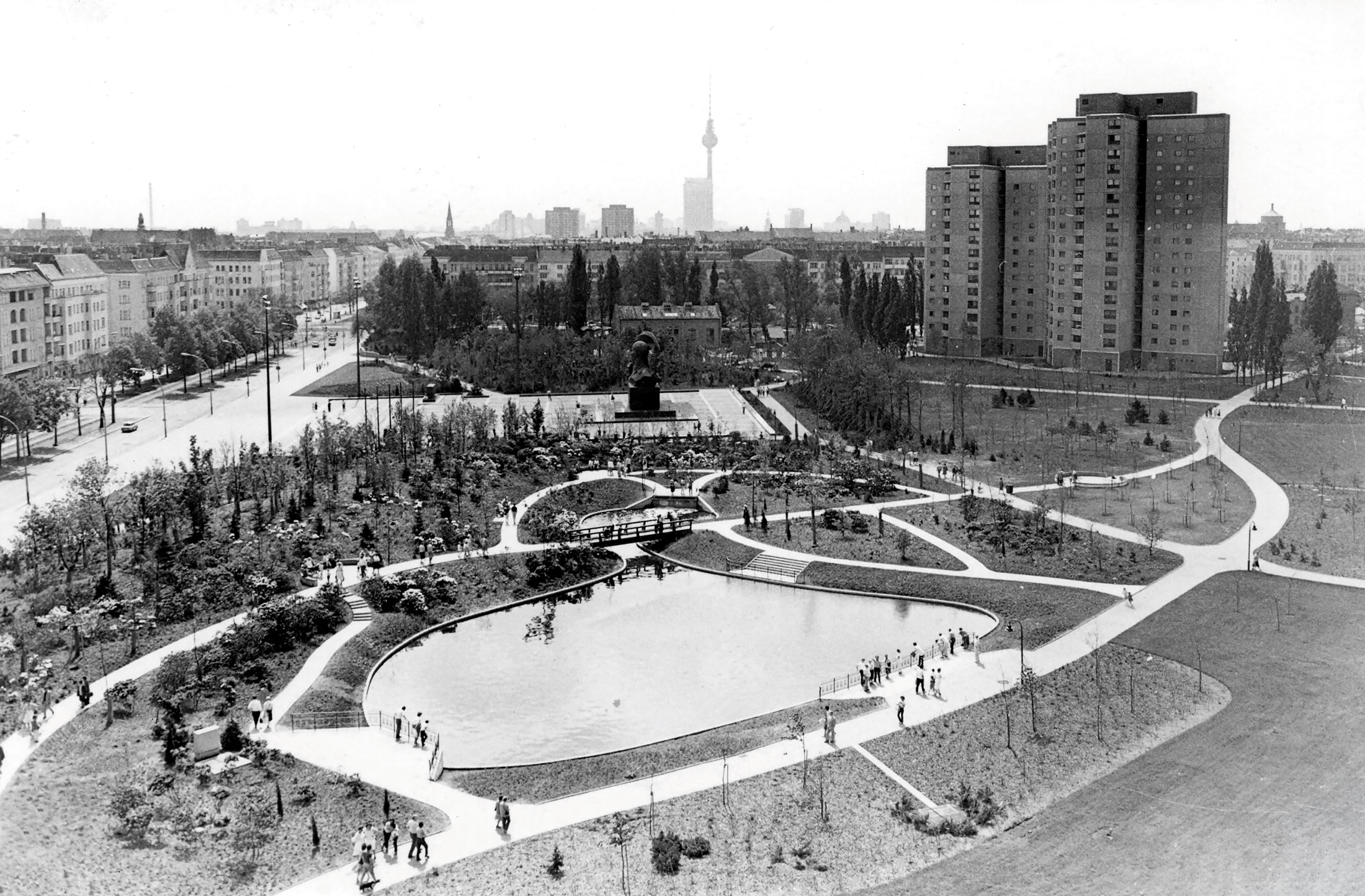 Gestalterische Schwerpunkte der Parkanlage waren neben dem zentralen Denkmal ein Teich mit Rhododendronhain, ein Rosengarten und Spielplätze. Blick auf das Areal, um 1986. 