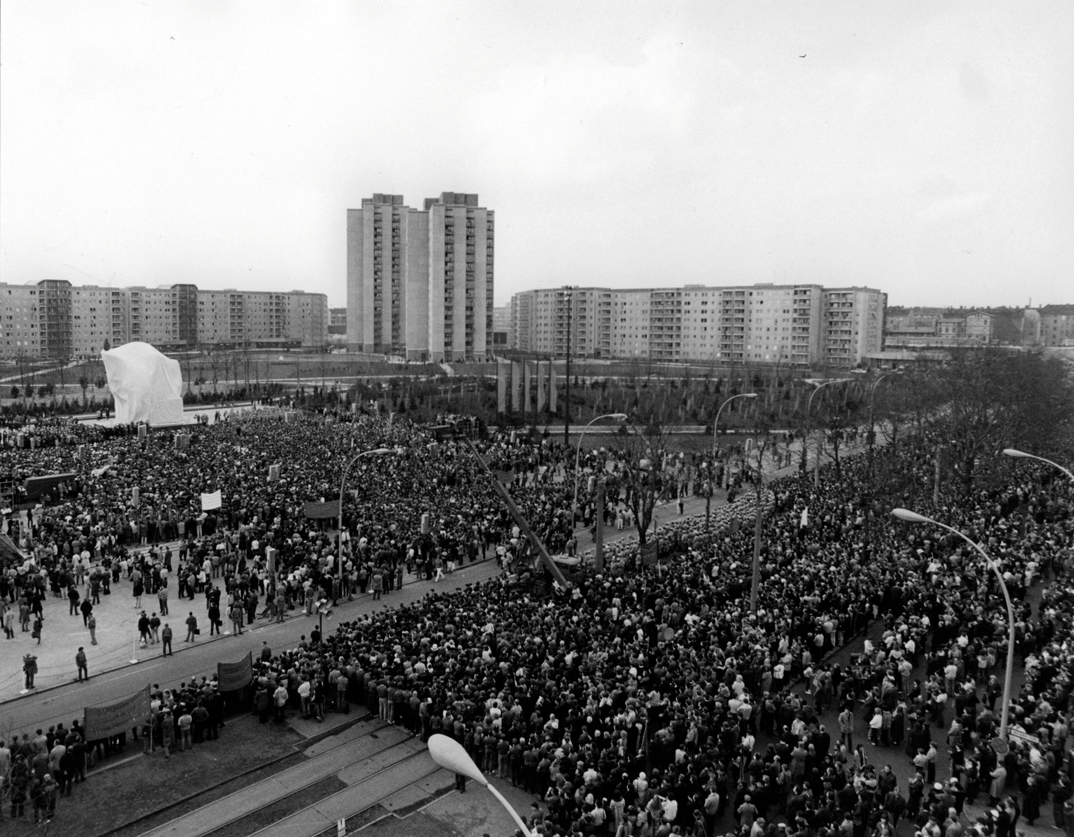 With immense propaganda and the participation of school classes and company workforces, SED General Secretary Erich Honecker inaugurated the memorial and the housing estate on the eve of Ernst Thälmann‘s 100th birthday on 15 April 1986.