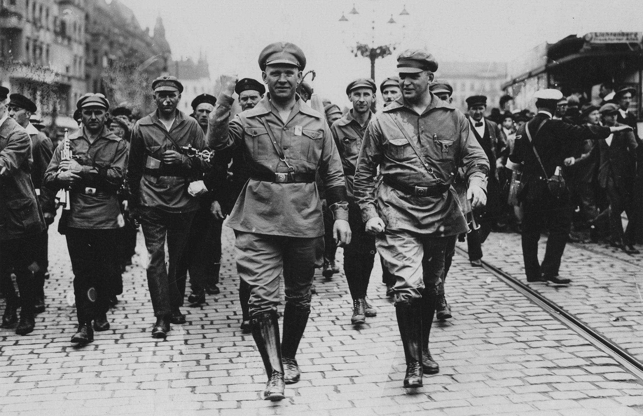 Ernst Thälmann (Mitte) bei einem Marsch des Roten Frontkämpferbundes (RFB) in Berlin, 1927