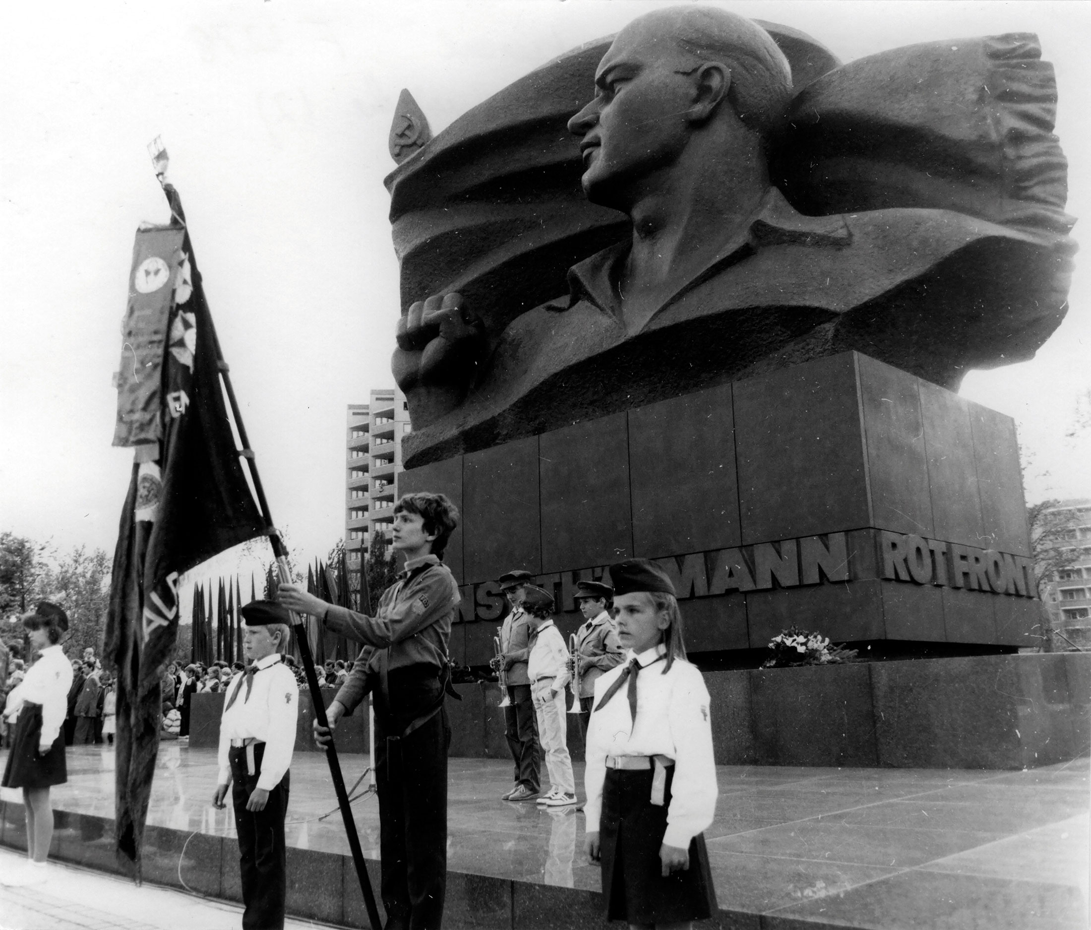 Vigil of “Young Pioneers“ in front of the Ernst Thälmann monument, 1986.