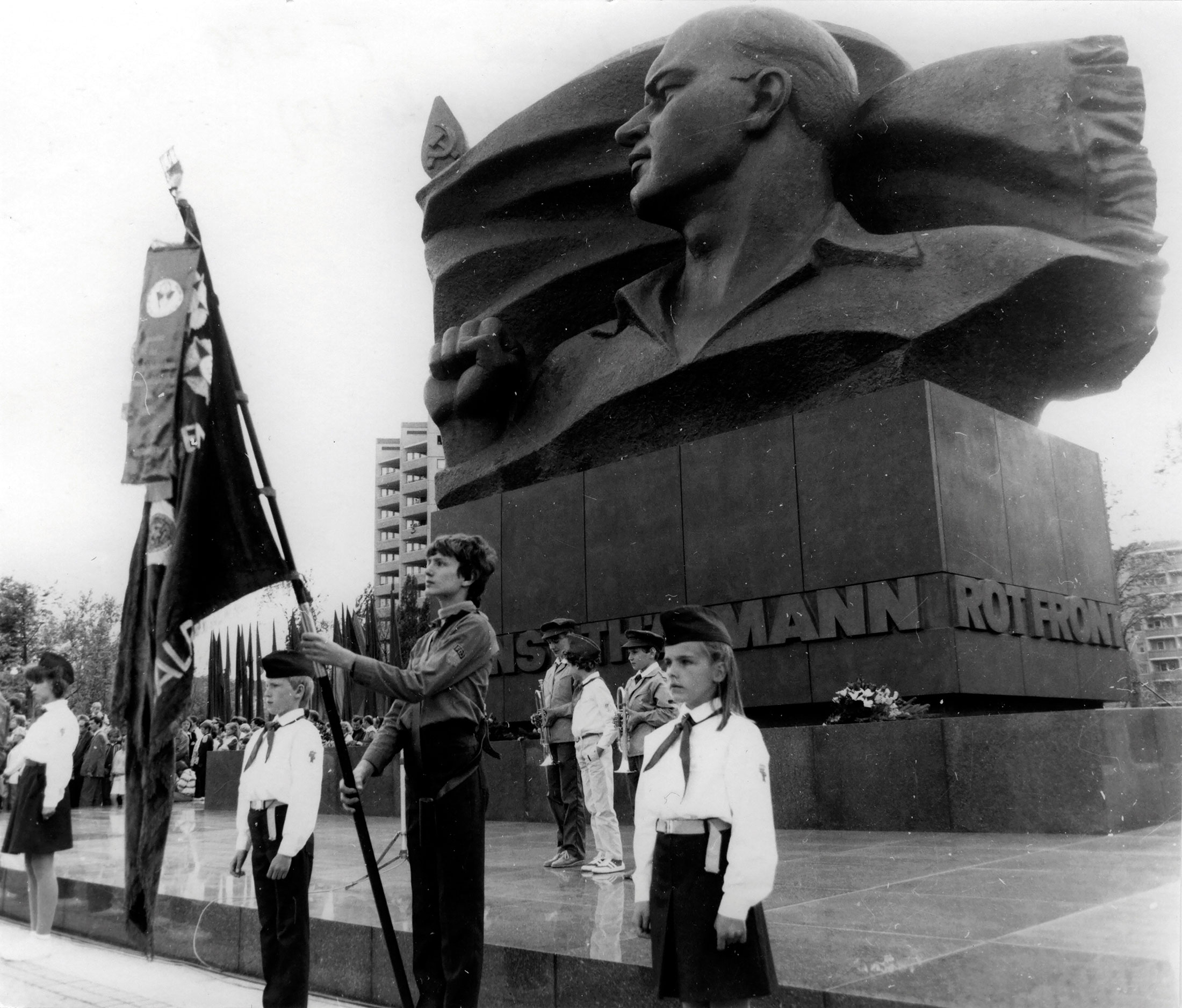 Mahnwache der „Jungen Pioniere“ vor dem Ernst- Thälmann-Denkmal, 1986.