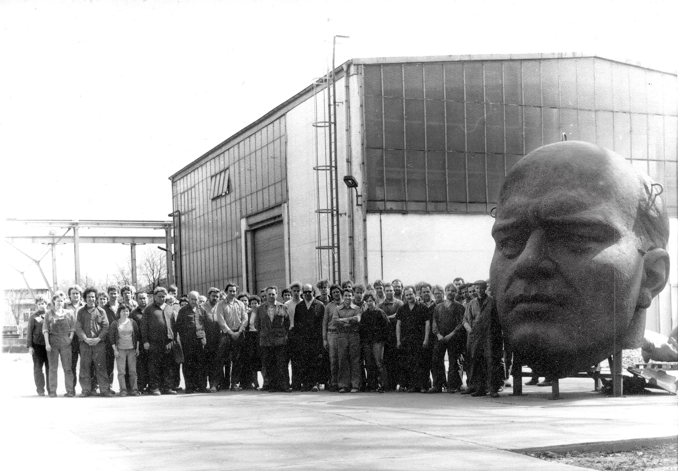 Mitarbeiter:innen des Lauchhammerwerkes mit dem Bronzekopf des Ernst-Thälmann-Denkmals, 1985