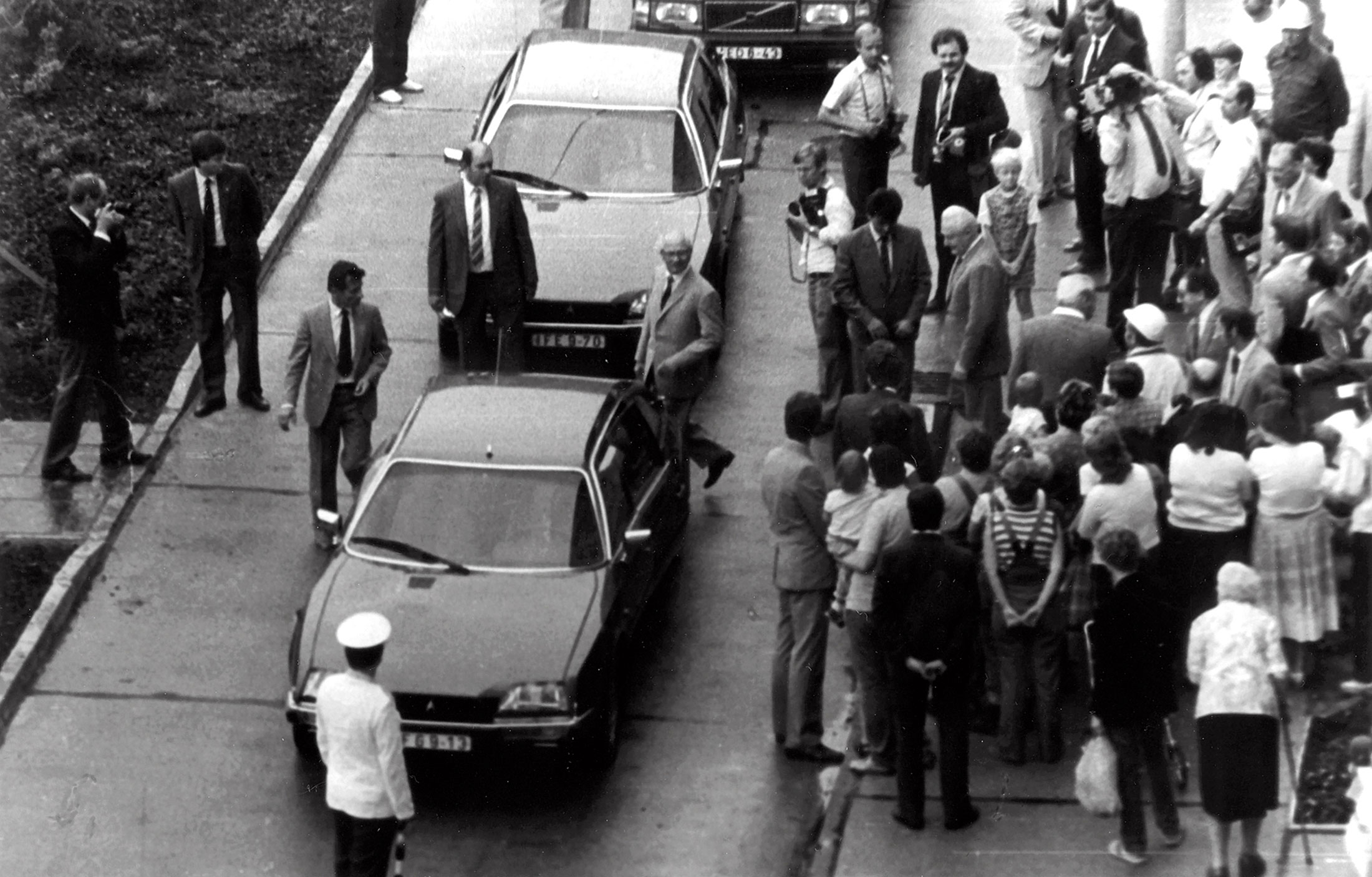 Regierungsdelegation (u. a. Erich Honecker) bei einer Besichtigung des Ernst-Thälmann-Parks, 1985.