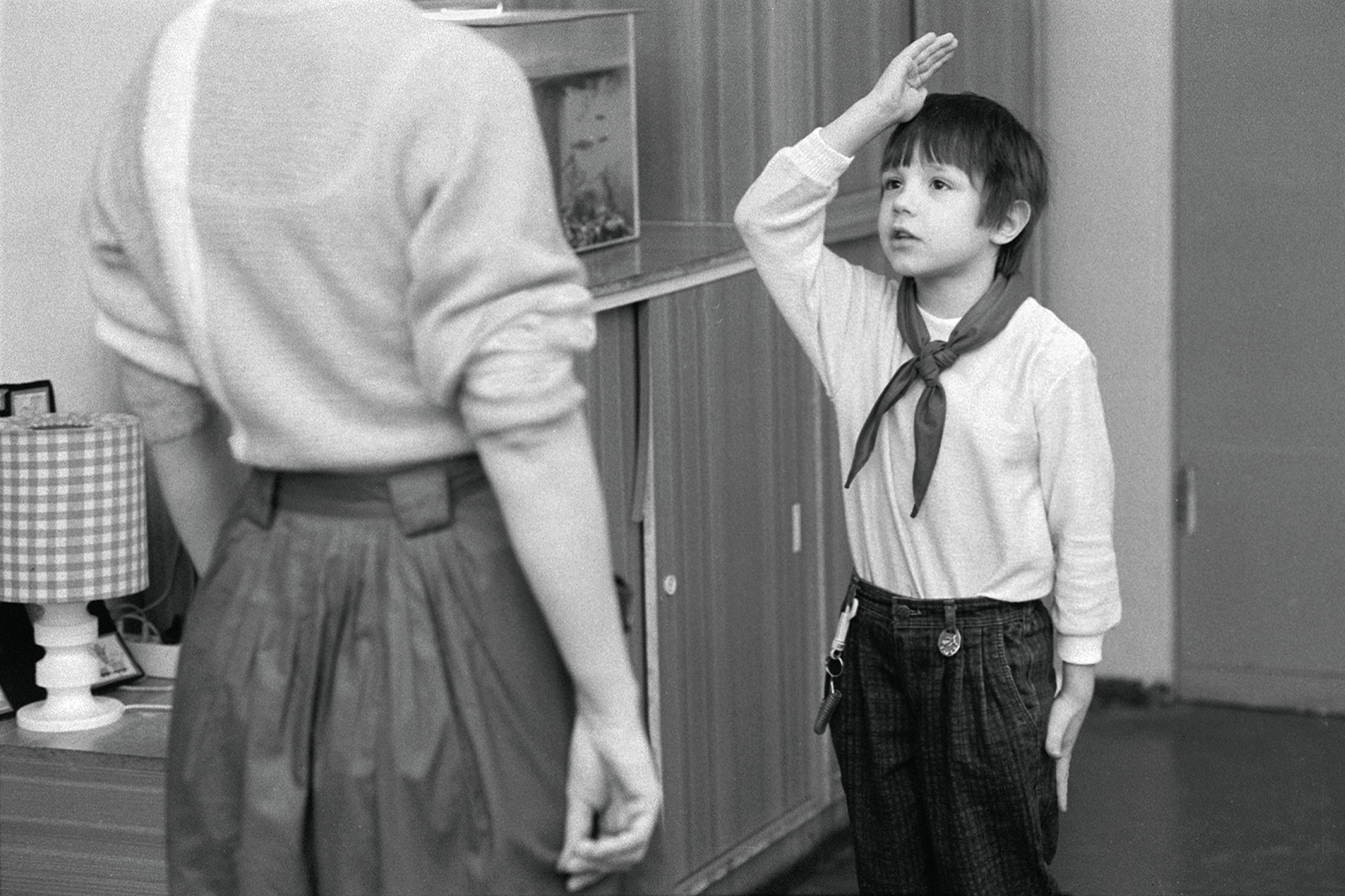 First graders at the 10th secondary school in Berlin-Prenzlauer Berg, 1978. The young pioneer signals to the teacher that the class is ready for lessons with the pioneer greeting.